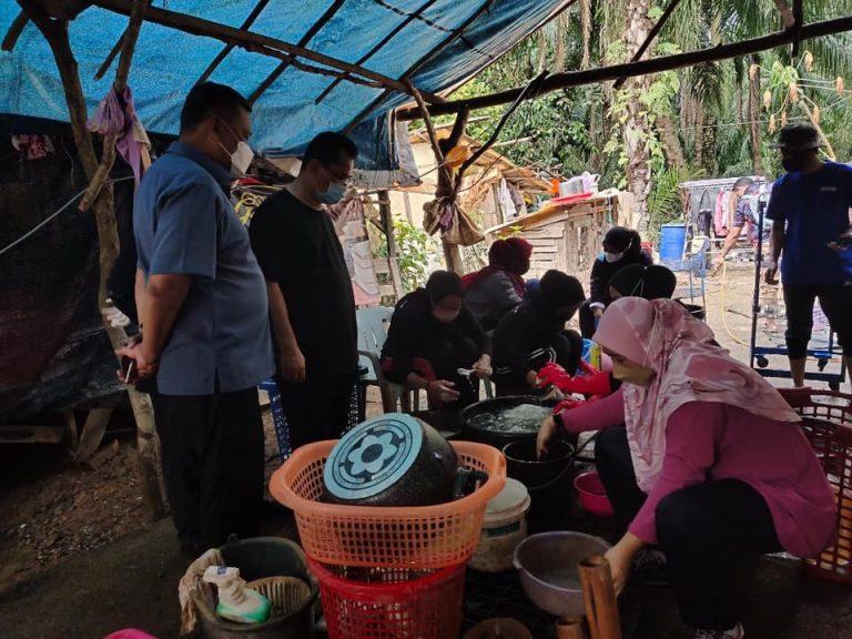 Sukarelawan KPLB bantu baiki barang elektrik mangsa banjir di Bukit Changgang