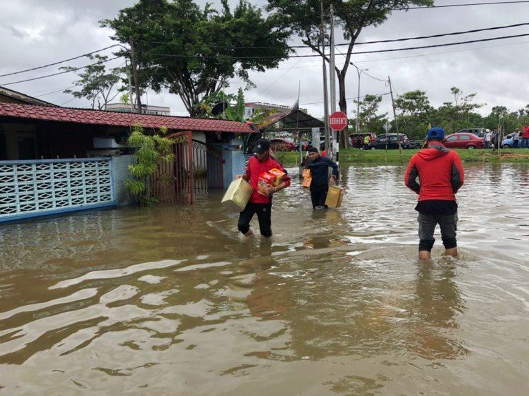 Banjir Kuantan: Lelaki lemas dihanyut arus deras