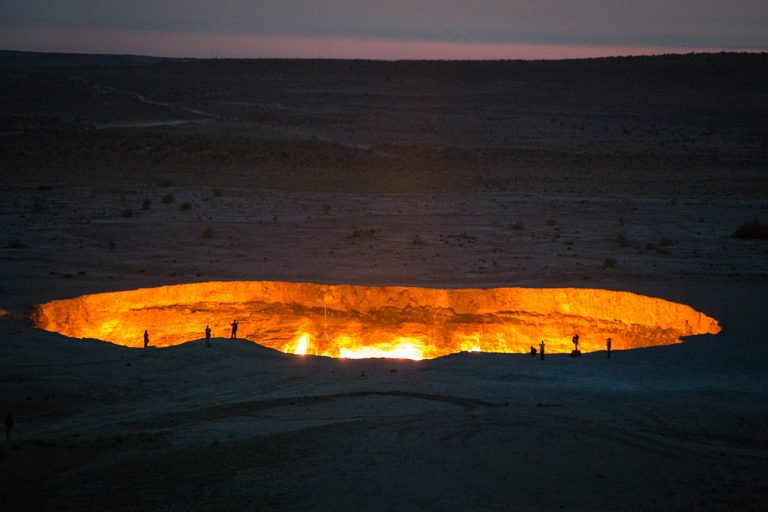 Digelar ‘pintu neraka’, api terus menyala dari kawah gergasi ini sejak 50 tahun lalu