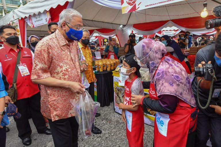 Bank komersial diseru tidak ambil tindakan terhadap peniaga kecil – PM