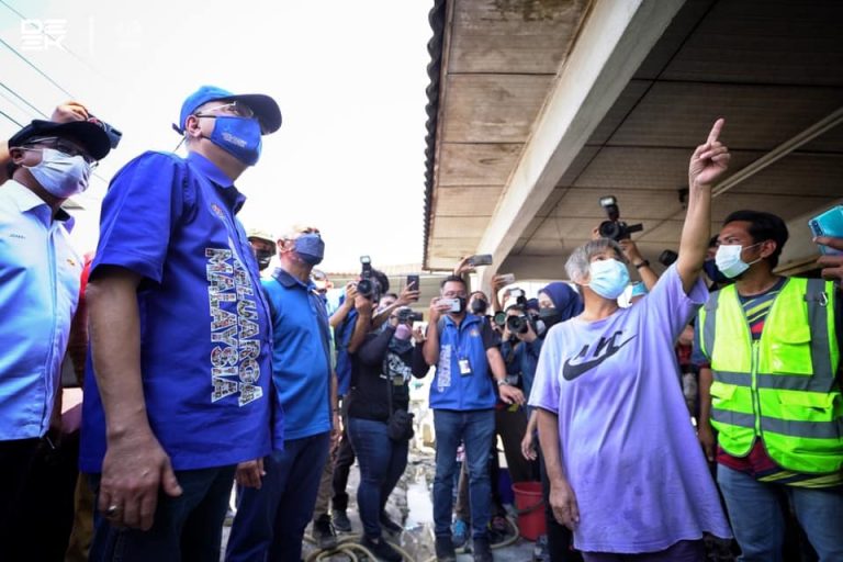 PM santuni mangsa banjir di Puchong