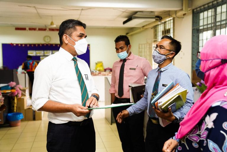 Dr Radzi tinjau hari pertama pelaksanaan ujian saringan di sekolah