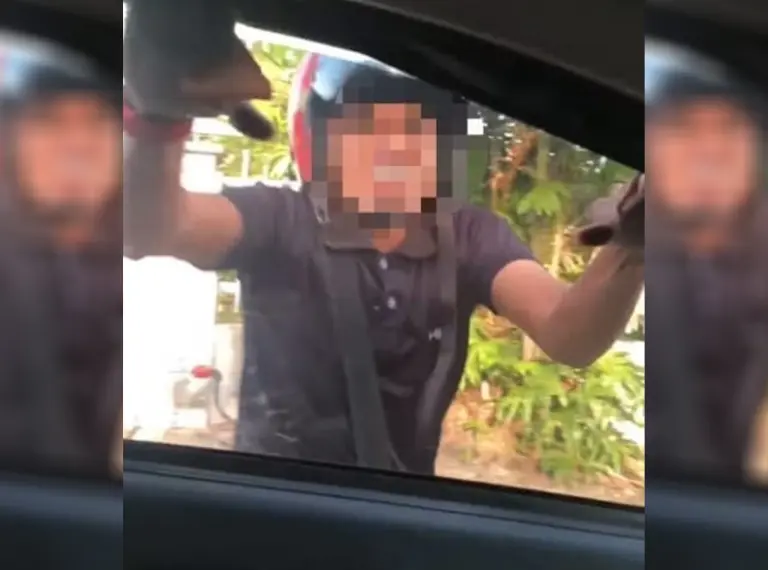 [VIDEO] Lelaki rentap cermin kereta isteri hingga pecah ditahan polis