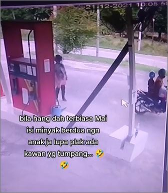 [VIDEO] Tular suami tertinggal isteri selepas isi minyak motosikal