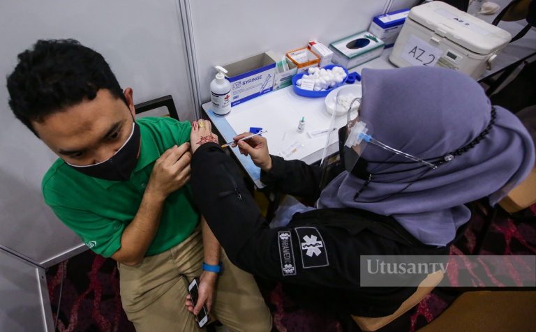 Tiada arahan wajibkan rakyat dapat dos penggalak – Fahmi