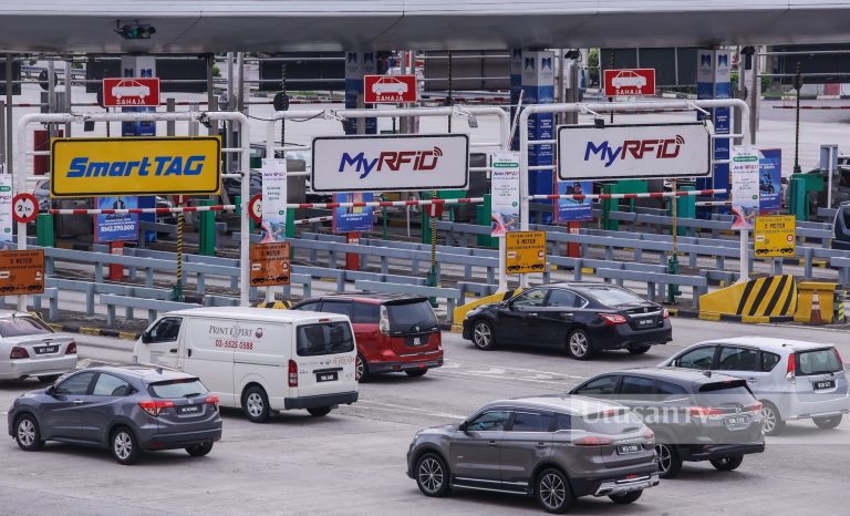 Aliran trafik lancar di lebuh raya utama pagi ini