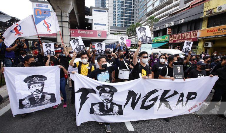 LRT Bangsar dipenuhi peserta himpunan #TangkapAzamBaki