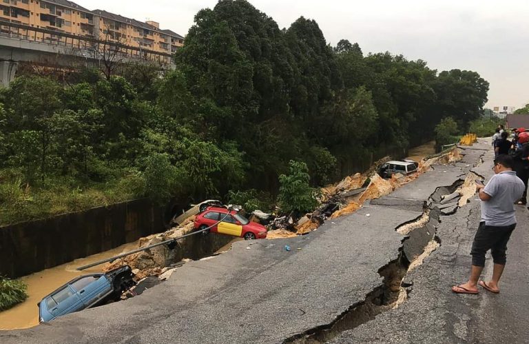 Lima kereta rosak akibat tanah mendap