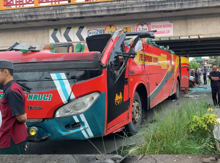 [VIDEO] 17 cedera selepas bas dinaiki tercabut bumbung dekat Padang Panjang
