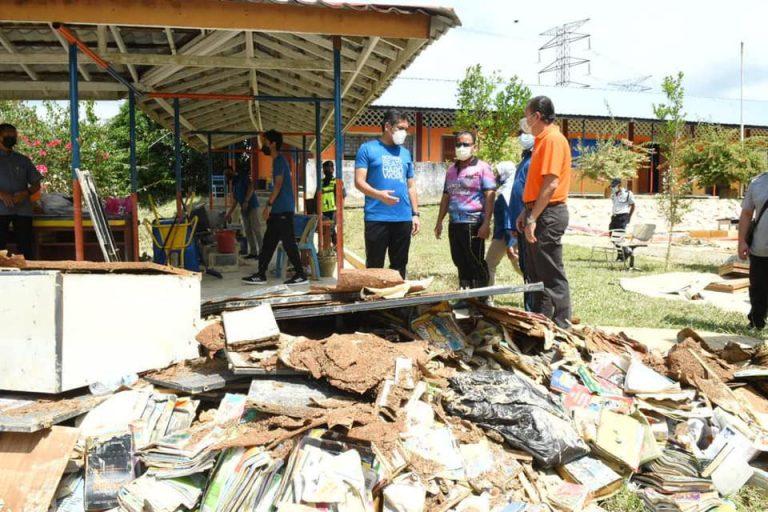 “Usah risau, tak perlu bayar balik buku teks rosak akibat banjir” – Dr Radzi