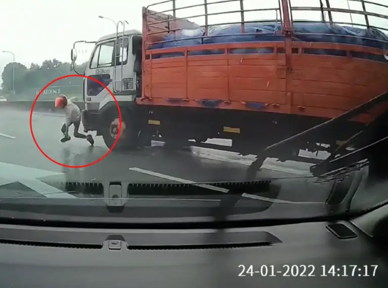 [VIDEO] 1 saat sebelum maut digilis, tindakan pantas pemuda ini berjaya selamatkan nyawa sendiri