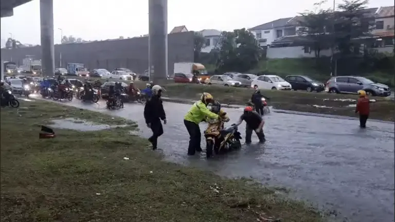 Banjir kilat melanda Sungai Buloh akibat hujan lebat petang tadi