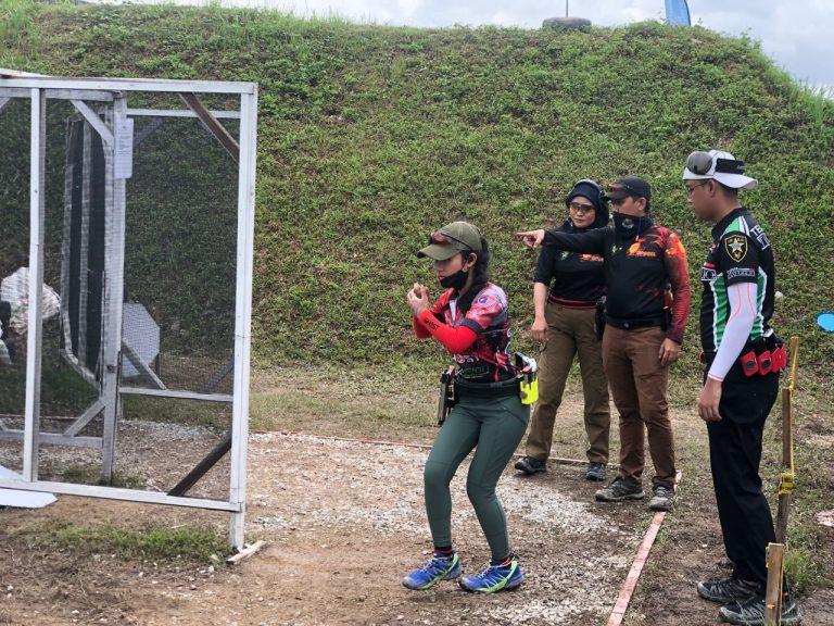 Peserta wanita uji kemahiran menembak dalam IPSC PDRM 2022