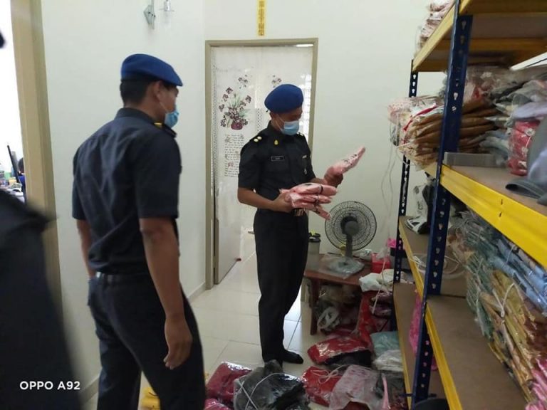 Lebih 4,000 helai pakaian berjenama tiruan dirampas, turut dijual secara online