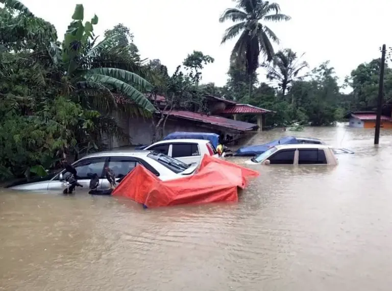 [VIDEO] Banjir: 100 penduduk berlindung di dalam surau lebih 6 jam