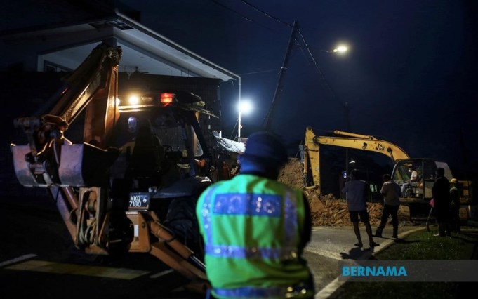 Tebing runtuh, pemandu Myvi nyaris tertimbus