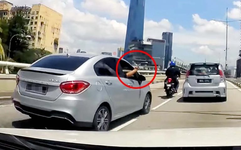 [VIDEO] Pemandu tunjuk gari sah anggota polis IPD Wangsa Maju