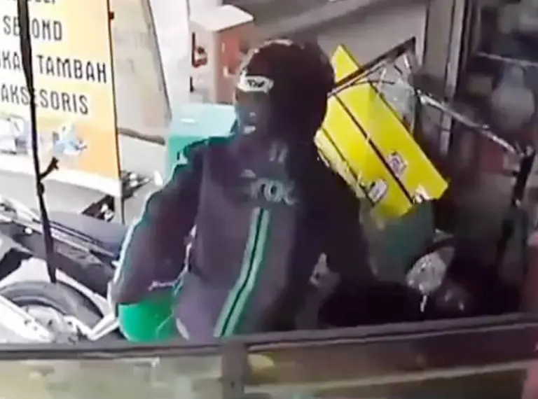 [VIDEO] Rider e-hailing rempuh kaunter kedai telefon di Banjarmasin, Indonesia
