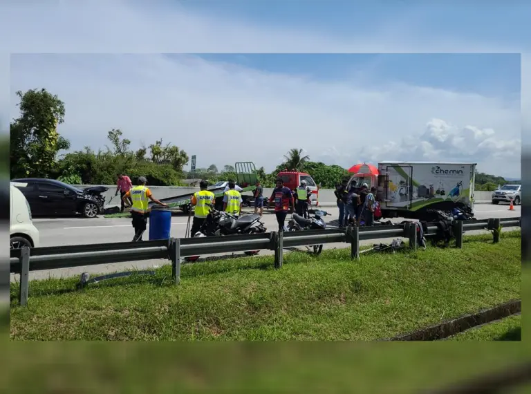 Melambung langgar kereta, 2 penunggang motosikal cedera kemalangan dekat LATAR