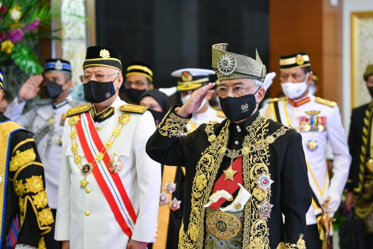 “Cukuplah berpolitik siang dan malam”, antara baris pantun Agong kepada YB-YB