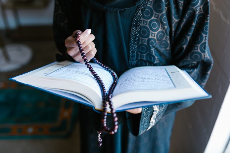 Labuhnya tudung bukan petanda kau bidadari dunia. Hidayah bukan ditunggu, tapi dijemput