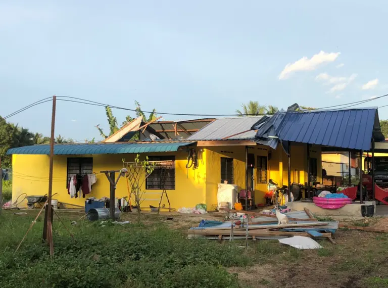 7 sekeluarga berpelukan 15 minit ketakutan selepas ribut terbangkan bumbung rumah