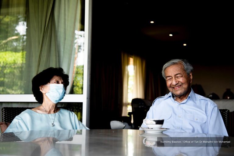 “Saya beransur sihat, terima kasih doa semua” – Tun M