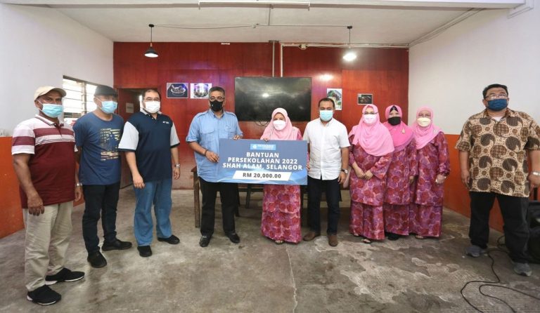 Yayasan Bank Rakyat sumbang RM70,000 kepada 700 murid sempena pembukaan sekolah