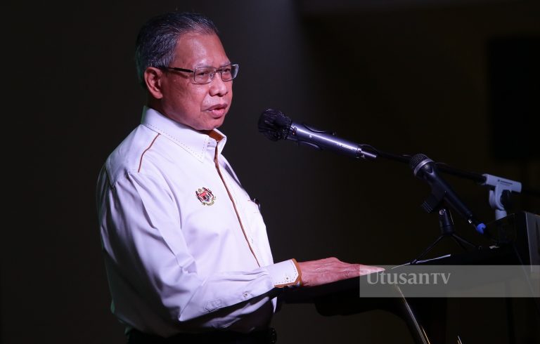 Mustapa Mohamed terima anugerah daripada Kerajaan Jepun