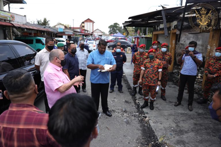 Sultan Johor biaya kos bina semula gerai terbakar di Felda Ulu Tebrau