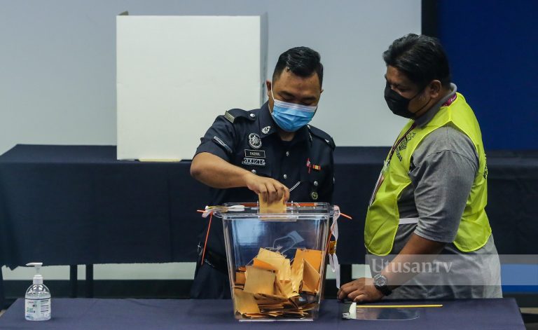 PRN Johor: Hujan tak halang anggota polis, tentera keluar mengundi