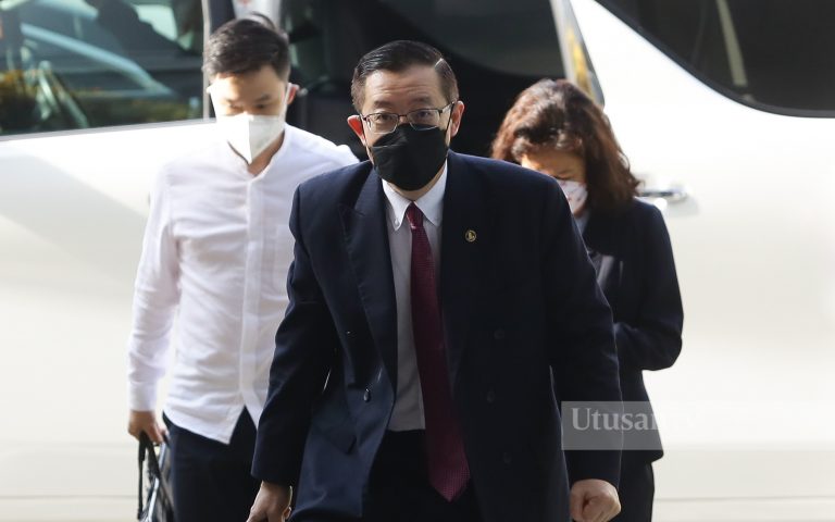 Pengarah ZCSB beri jam tangan Maurice Lacroix sempena hari jadi Guan Eng