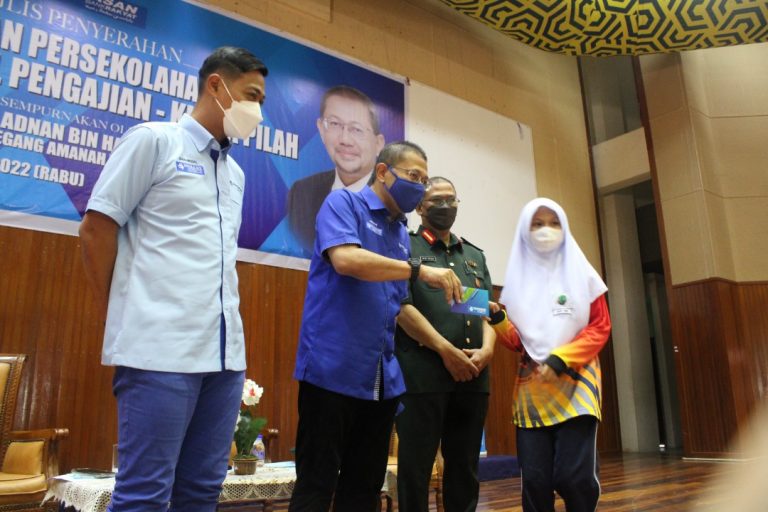Pelajar di Kuala Pilah terima bantuan Yayasan Bank Rakyat