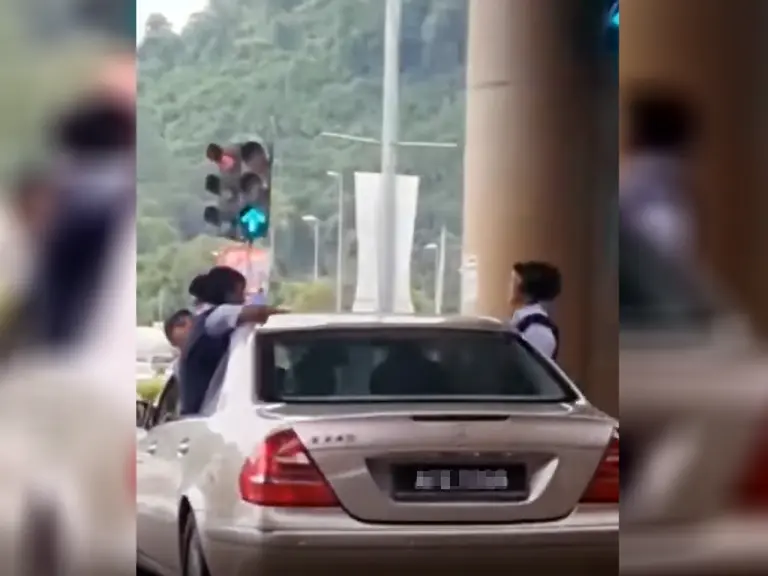 Bapa 3 anak buat aksi berbahaya di dalam kereta ditahan