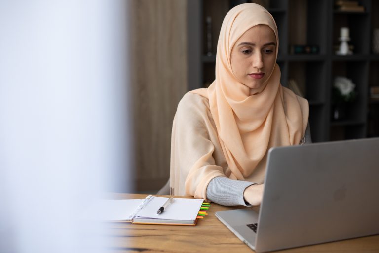 Status aurat kaki wanita. Berhijab dan solat tanpa sarung kaki. Apa hukumnya?