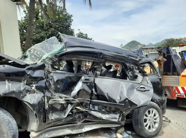 2 penunggang motosikal nyaris maut dirempuh lori sampah mengundur