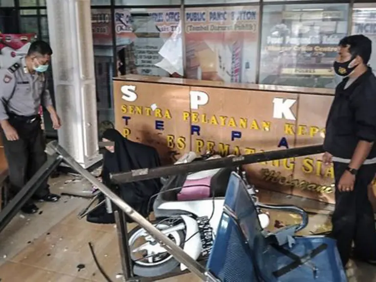 Dihalang kahwin semula suami kedua, wanita nekad rempuh ibu pejabat polis