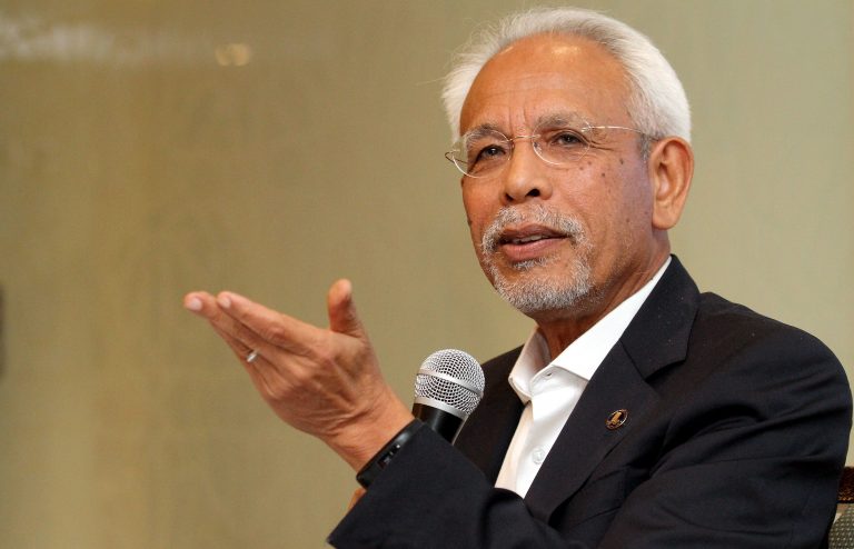 Pegawai bank tidak dapat sahkan wang RM63,800 milik peribadi Shahrir