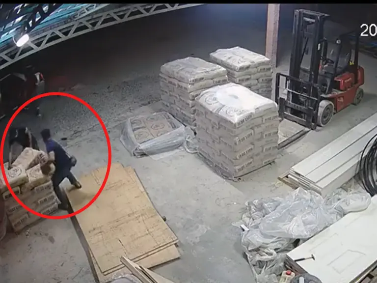 Tiga lelaki dirakam CCTV curi 10 kampit simen dekat Pasir Tumboh