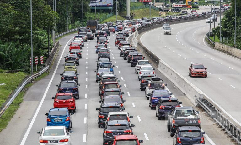 Aliran trafik menuju utara, selatan, Pantai Timur sesak
