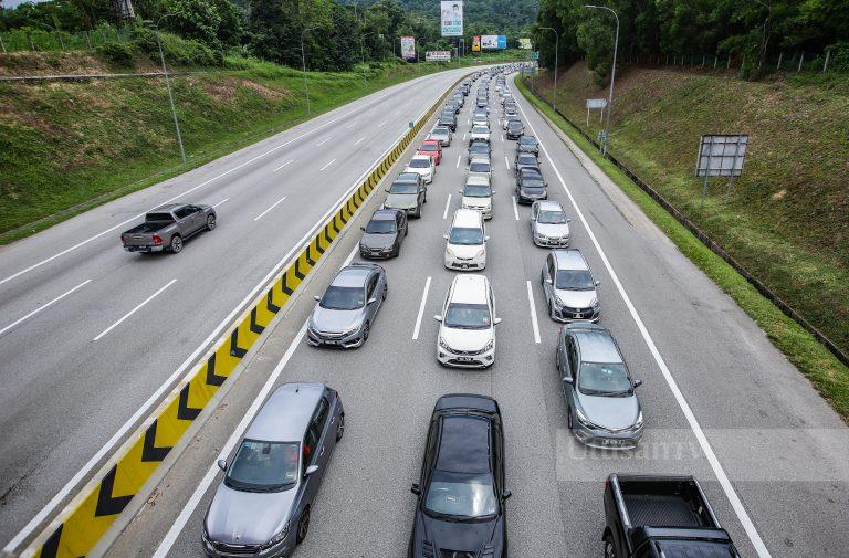 Aidilfitri: Aliran trafik perlahan di lebuh raya utama