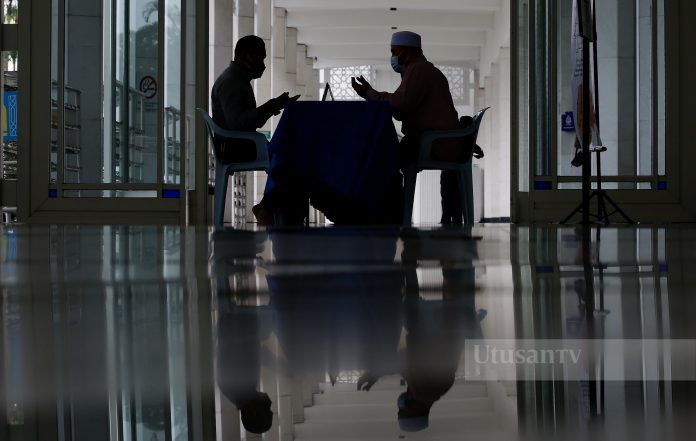 Umat Islam membayar zakat di Masjid Sultan Salahuddin Abdul Aziz Shah di Shah Alam. GAMBAR: Abd Razak Aid