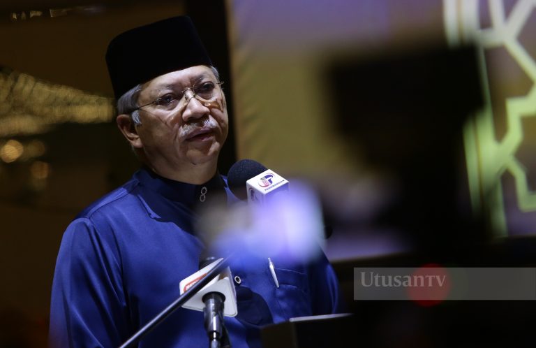 Lebih baik Tun M bubar Pejuang, kembali pada UMNO – Annuar