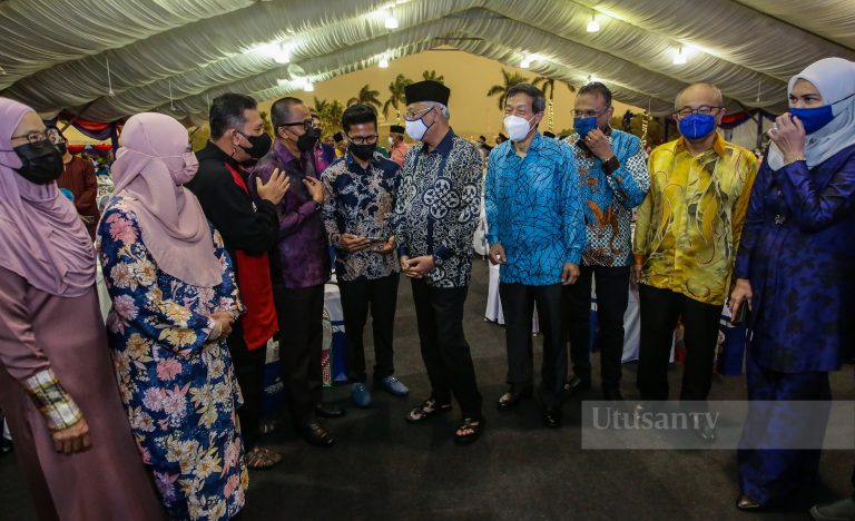 Ismail Sabri rai pengamal media pada majlis berbuka puasa