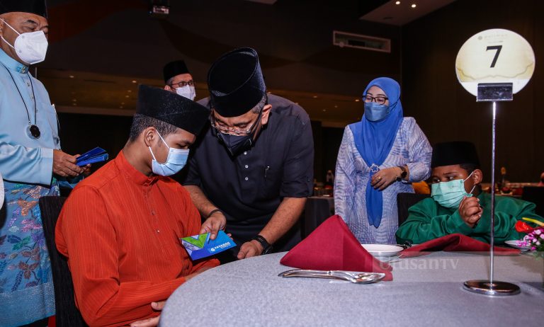 Henti debat amalan memberi duit raya. Ini hukumnya