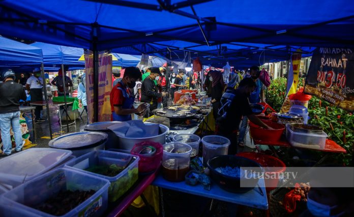PELBBAGAI juadah berbuka puasa ditawarkan kepada pelanggan dari gerai-gerai dan bazar Ramadan. - GAMBAR: Abd Razak Aid