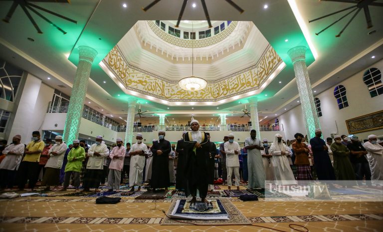 Umat Islam tunai tarawih malam pertama Ramadan