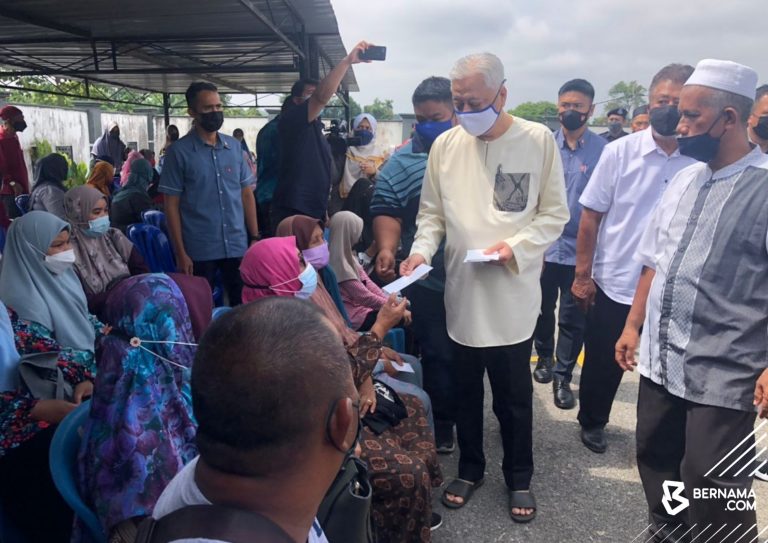 Perdana Menteri santuni golongan asnaf di Bera