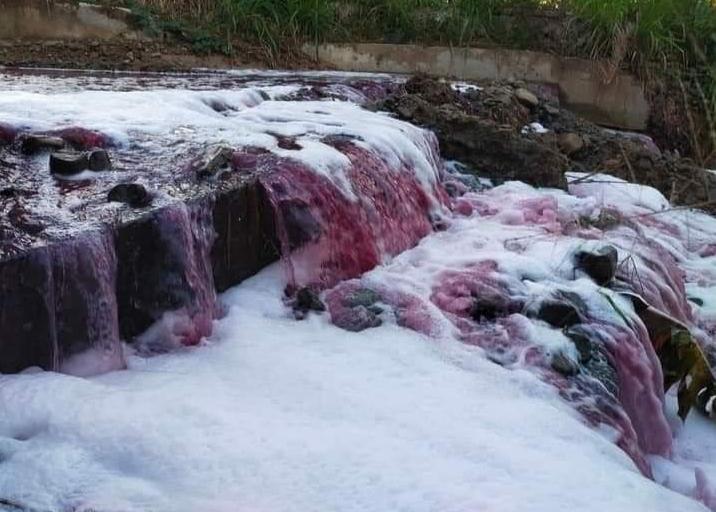 Tumpahan gam cemarkan dua sungai di Sabah