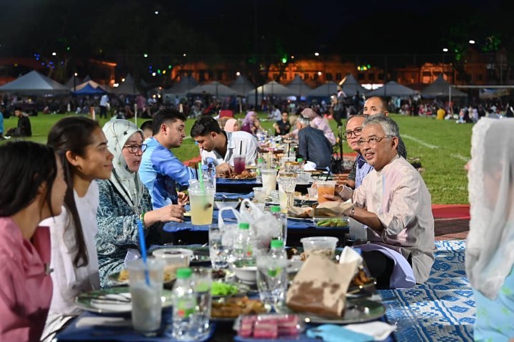 Agong, Permaisuri berbuka puasa di padang bersama warga Kuantan